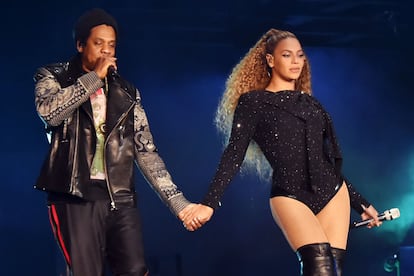 Aunque después de casarse era habitual que Jay Z hiciese alguna aparición en los shows de Beyoncé, tras su segundo parto él se convirtió en un músico residente más en las giras, con una imagen adecuada a los looks de ella.