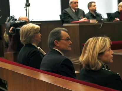 Irene Rigau (izquierda), Artur Mas y Joana Ortega, durante el juicio por el 9-N.