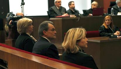 Irene Rigau (izquierda), Artur Mas y Joana Ortega, durante el juicio por el 9-N.