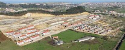 Macrourbanización de 400 viviendas en el Alto del Cuco, en el municipio de Piélagos y en el entorno del parque natural de Liencres. La justicia cántabra ha suspendido cautelarmente las obras por considerar que los edificios suponen "una dentellada al monte".