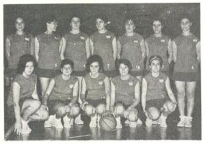 Formación del primer partido de España, el 16 de junio de 1963, contra Suiza. De arriba abajo y de izquierda a derecha, Mari Luz Rosales, Mari Paz Gómez de Frutos, Mari Cruz Hurtado de Mendoza, Ángela Gómez, Maribel Martínez, Antonia Gimeno, Laly Tamayo; Maribel Díez de Lastra, Pepa Senante, Teresa Pérez Villota, Luisa Puente y Montserrat Bobé.