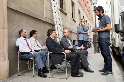 El director Alberto Rodríguez da instrucciones a los actores Eduard Fernández y José Coronado durante el rodaje de 'El hombre de las mil caras'.