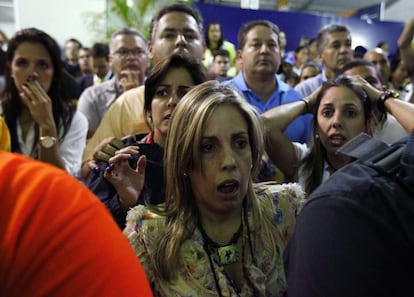 Seguidores del candidato Henrique Capriles tras conocer el resultado de las elecciones presidenciales en Venezuela.