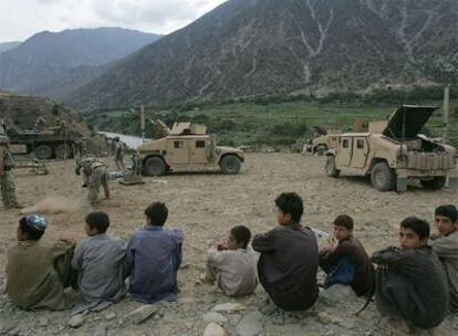 Niños afganos contemplan a varios soldados estadounidenses el pasado agosto cerca de la frontera paquistaní.