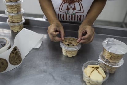 Las galletas de mandioca se envasan en estricto cumplimiento de las reglas sanitarias para proceder a su venta no sólo en los mercados locales de los alrededores de Marcação y poder aprovechar oportunidades de comercialización que surjan más allá del estado de Bahía. La inversión en tecnología y la formación recibida por el pueblo kirirí gracias a los proyectos financiados por el FIDA les ha permitido transformar un producto tradicional en un producto que no deja de ser artesano, pero que está listo para responder a gustos más modernos.