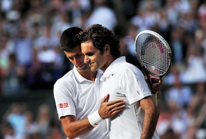 Djokovic abraza a Federer tras ganarle, el pasado 6 de julio, una final de Wimbledon de cuatro horas y cinco sets.