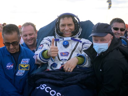 Frank Rubio saluda después de su aterrizaje en Kazajistán, el 27 de septiembre de 2023, tras pasar más de un año en el espacio.