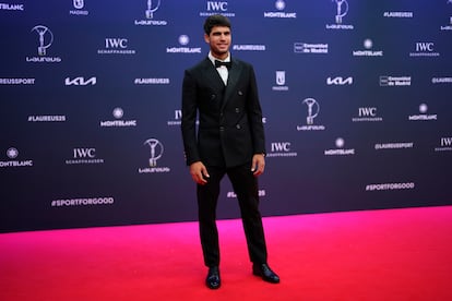 Alcaraz posa durante la gala de los Premios Laureus en el Palacio de Cibeles de Madrid.