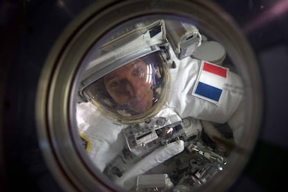 El astronauta estadounidense Peggy Whitson muestra al francés Thomas Pesquet fuera de la Estación Espacial Internacional, después de instalar tres nuevas baterías de iones de litio para actualizar el sistema de energía en la Estación Espacial Internacional.