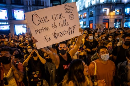 Protestas en la madrileña Puerta del Sol para pedir fin a la violencia homófoba y contra el colectivo LGTBIQ+, este miércoles.