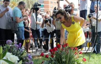 La presidenta de la Avm3j, Rosa Garrote, diposita unes flors junt amb el lloc on va descarrilar el metre.