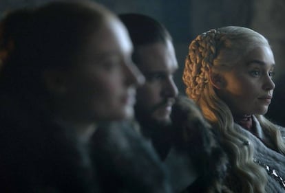 Desde la izquierda: Sophie Tuner, en el papel de Sansa Stark; Kit Harington, como Jon Nieve; y Emilia Clarke, que interpreta a Daenerys Targaryen.