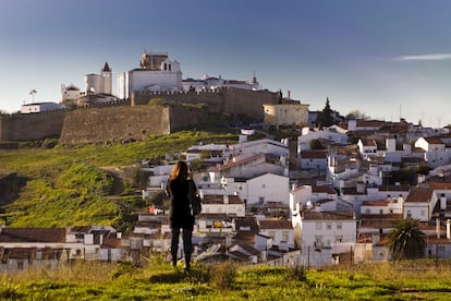 Junto con las localidades vecinas de Borba y Vila Viçosa, Estremoz es uno de los enclaves productores del mármol portugués, que rivaliza con el de Carrara. Rodeada por una antigua muralla, cuenta con un centro de callejuelas con hileras de naranjos, un castillo del siglo XII y tranquilas plazas, como la de Rossio Marquês de Pombal. Y junto al Largo General Graça está el Lago do Gadanha (lago de la Guadaña), construido completamente en mármol. El castillo que corona el pueblo, antiguo palacio real, aloja la Pousada de Rainha Santa Isabel, en la que, aunque no nos alojemos, podremos visitar las zonas comunes o subir al torreón para ver el magnífico panorama del casco antiguo y las llanuras circundantes.