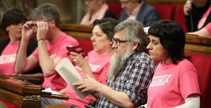 Diputados de la CUP muestran camisetas rosas con el lema 'Sense por'.