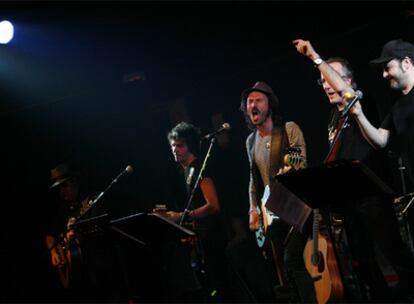 Los integrantes del grupo Pereza cantan temas de Joaquín Sabina, ayer en su homenaje en la sala Galileo.