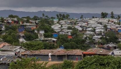 Un hombre de la minoría rohingya transporta un saco con alimentos proporcionado por una organización humanitaria en Cox's Bazar, Bangladés.