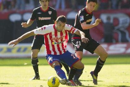 Barral protege el balón ante Herrera.