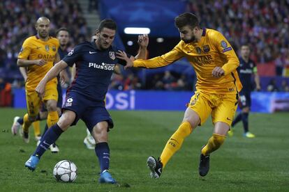  El centrocampista del Atlético de Madrid, Jorge Resurrección "Koke" (i) y el defensa del FC Barcelona Gerard Piqué.