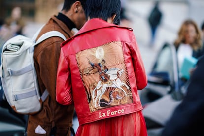 Una asistente a la Paris Fashion Week viste una cazadora de cuero con una imagen del tarot a la espalda, La Fuerza, el 27 de febrero de 2019. 