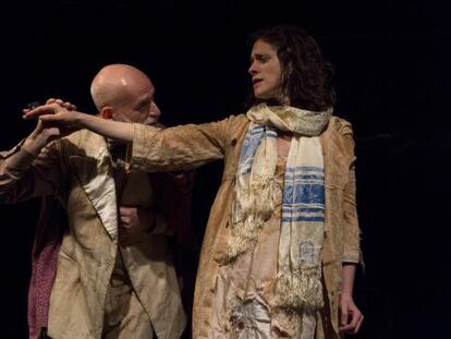 Actores interpretan el Ricardo III del director Jorge Eines en el teatro El Tinglado. 