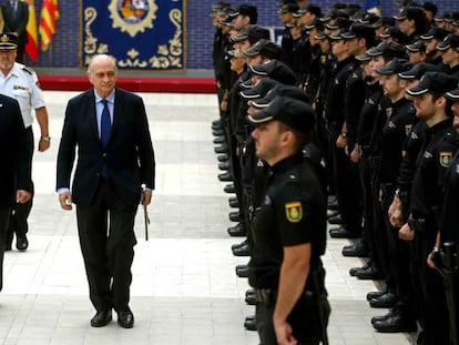 El ministro en funciones, Jorge Fern&aacute;ndez D&iacute;az, y el director general de la Polic&iacute;a, Ignacio Cosid&oacute;, en un acto del Cuerpo Nacional de Polic&iacute;a.