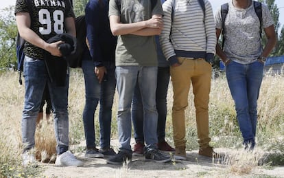 Alumnos a las puertas del instituto Ciudad de Ja&eacute;n. 