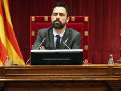 Quim Torras y Roger Torrent, en el pleno de este sábado.