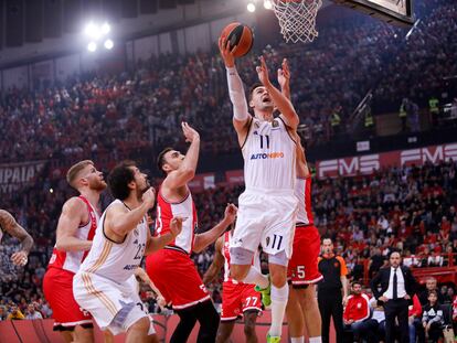 Hezonja lanza a canasta.