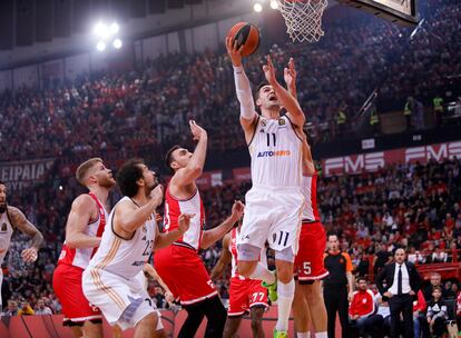 Hezonja lanza a canasta.