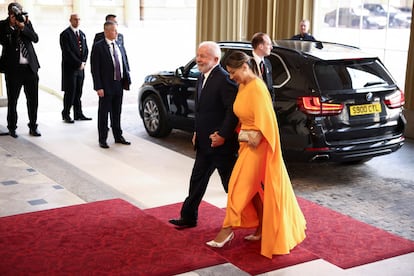 El presidente brasileño Luiz Inacio Lula da Silva y su esposa Rosangela da Silva, este viernes en el palacio de Buckingham.