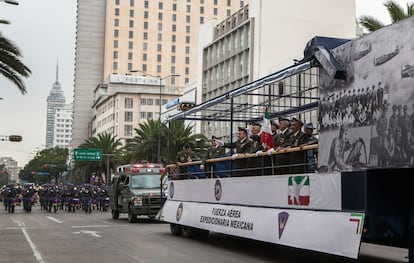 Miembros del Escuadrón Expedicionario 201 de la Fuerza Aérea Mexicana, que participo en la Segunda Guerra Mundial en el Pacifico, durante el desfile militar por los 205 años de la Independencia de México.