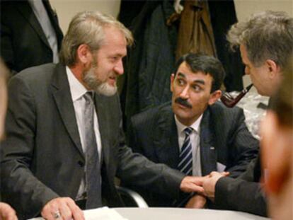 Ajmed Zakáyev, a la izquierda, durante el Congreso