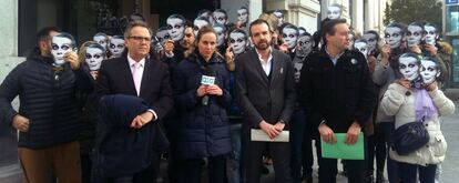 Protesta contra el cierre del teatro, ayer frente al Palacio de Cibeles.