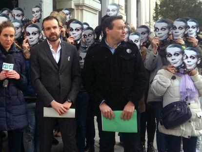 Protesta contra el cierre del teatro, ayer frente al Palacio de Cibeles.