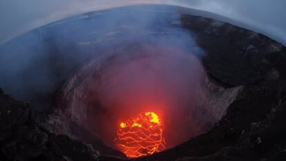 Imagen proporcionada por el Servicio Geológico de Estados Unidos (USGS, por sus siglas en inglés), que muestra el norte del cráter del volcán hawaiano Kilauea, en Pahoa, Hawái (Estados Unidos).