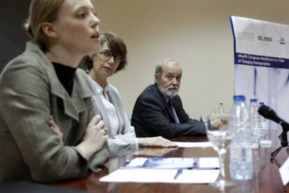 Erika Widegren, directora de Atomium; Valeria Camporesi, vicerrectora de la Universidad Autónoma de Madrid, y José Luis Monteagudo<i>.</i>