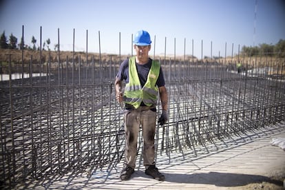 José Luis Vega, 43 años. Desde los 17 años trabaja como ferrallista. Ha trabajado en distintos países de Europa y prácticamente por toda España. Un día sufrió un mareo y cayó sobre la ferralla, produciéndole heridas visibles.