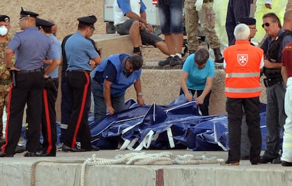 Efectivos del cuerpo de rescate recuperan los cuerpos sin vida del naufragio de una embarcación en la que viajaban cerca de 500 personas en la isla italiana de Lampedusa, el 3 de octubre del 2013. 
