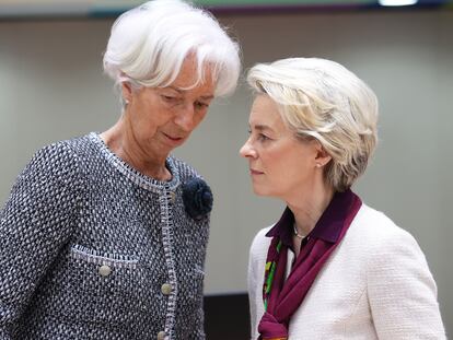 La presidenta del BCE, Christine Lagarde, junto a la presidenta de la Comisión Europea, Ursula von der Leyen, durante la cumbre de hoy.