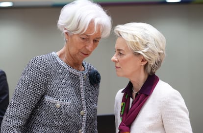 La presidenta de la Comisión Europea, Ursula von der Leyen, a la derecha, y la presidenta del Banco Central Europeo, Christine Lagarde.