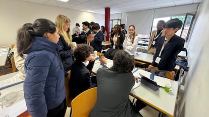 Delegados del comité de la Asamblea General 1 del XIX Modelo de Naciones Unidas Sekmun, en Madrid, durante un caucus libre.