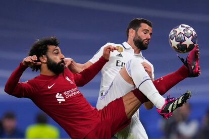 Salah y Nacho, en una acción del partido.