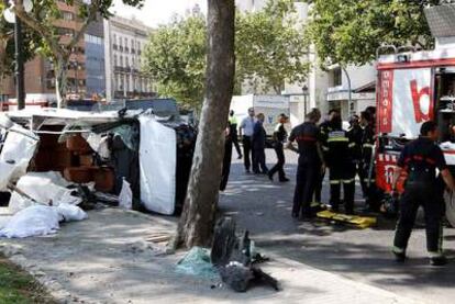 Imagen del accidente que se produjo ayer junto al puente del Real de Valencia, donde una furgoneta se salió de la calzada.