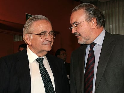 Luis Ángel Rojo (izquierda) junto a Pedro Solbes en el Club Siglo XXI.