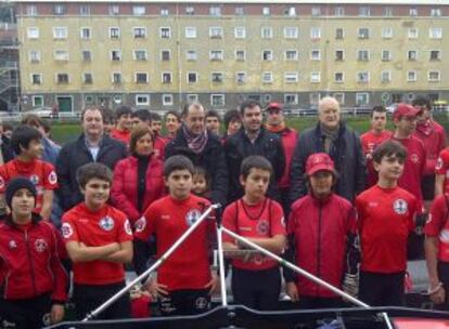 Azkuna posa con los niños que entrenan en el Club de Remo de Bilbao.