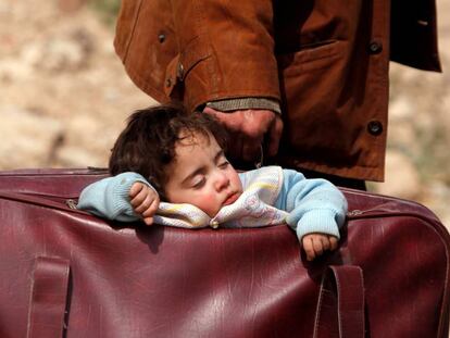 Un niño es trasladado en una maleta.