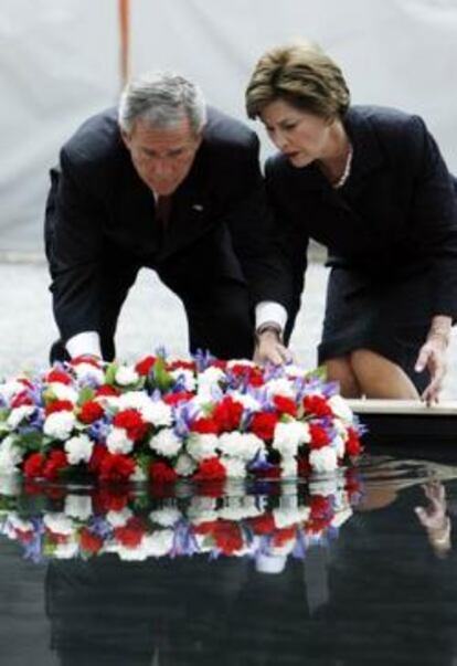 Bush y su esposa Laura, durante la ofrenda floral en la <i>zona cero</i> de Nueva York, en honor a las víctimas del 11-S.