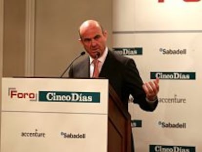 El ministro de Econom&iacute;a, Luis de Guindos, en el Foro Cinco D&iacute;as de hoy. 