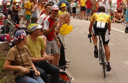 Lance Armstrong durante el ascenso al Alpe d'Huez en 2004. El estadounidense, que ganó siete años consecutivos el Tour, fue acusado de dopaje el 23 de agosto de 2012 y la Agencia contra el Dopaje de su país le despojó de todos los maillots amarillos que había conseguido entre 1999 y 2005.