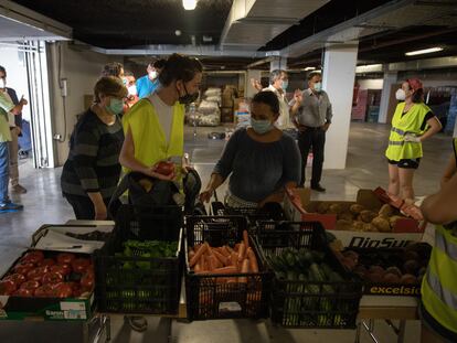 La asociación de vecinos del Pozo del Tío Raimundo atiende en el reparto de comida a 100 familias más desde la crisis sanitaria.